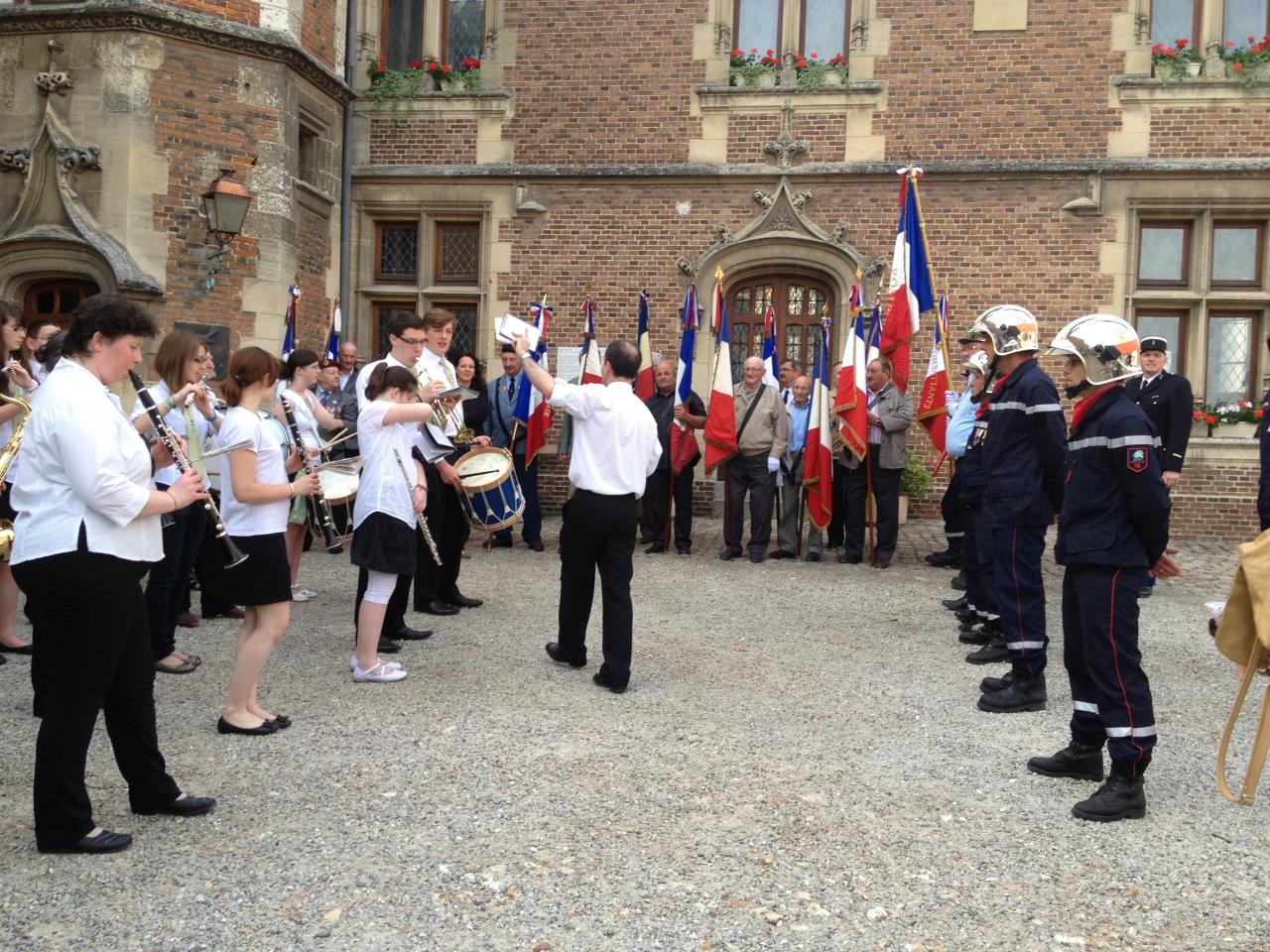 Devant la mairie d'Aumale