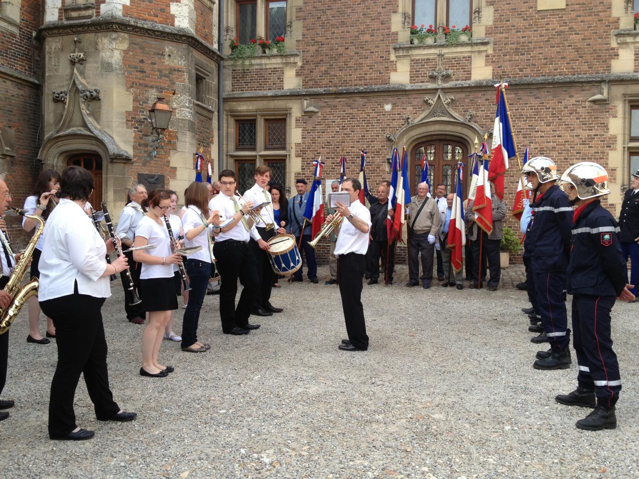 Devant la mairie d'Aumale